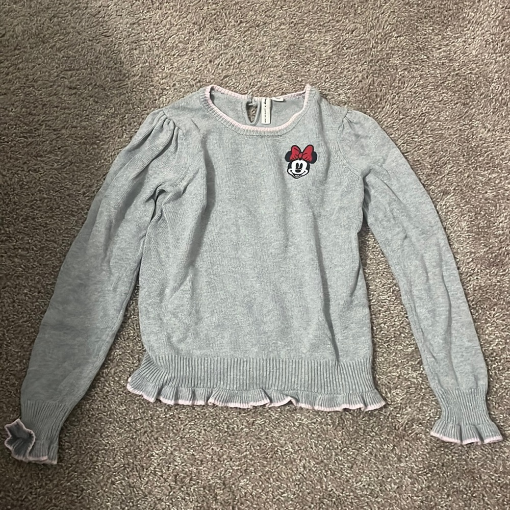 Outfit is sold. Poshmark wont let me take it off or acknowledge it’s been sold